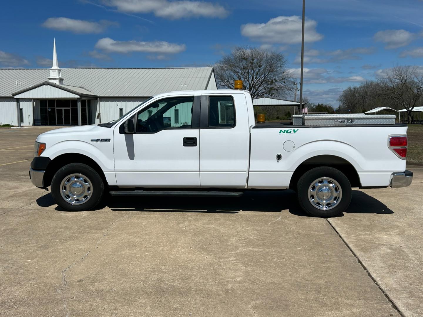 2014 White /Gray Ford F-150 (1FTEX1CMXEK) with an 3.7L V6 DOHC 24V engine, 6-Speed Automatic transmission, located at 17760 Hwy 62, Morris, OK, 74445, (918) 733-4887, 35.609104, -95.877060 - Photo#5